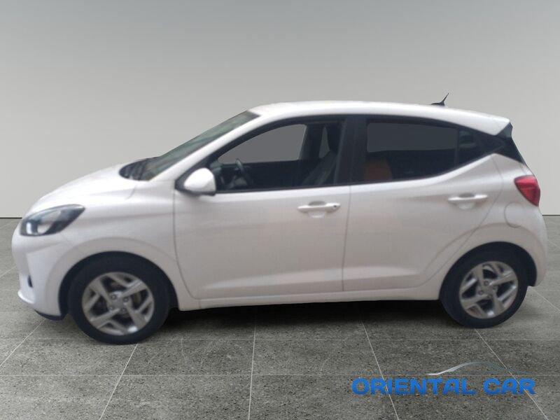 Hyundai i10 i10 1.0 TECH + CONNECT PACK + SENSORI DI POSTEGGIO + VETRI OSCURATI + TRENO DI GOMME INVERNALI