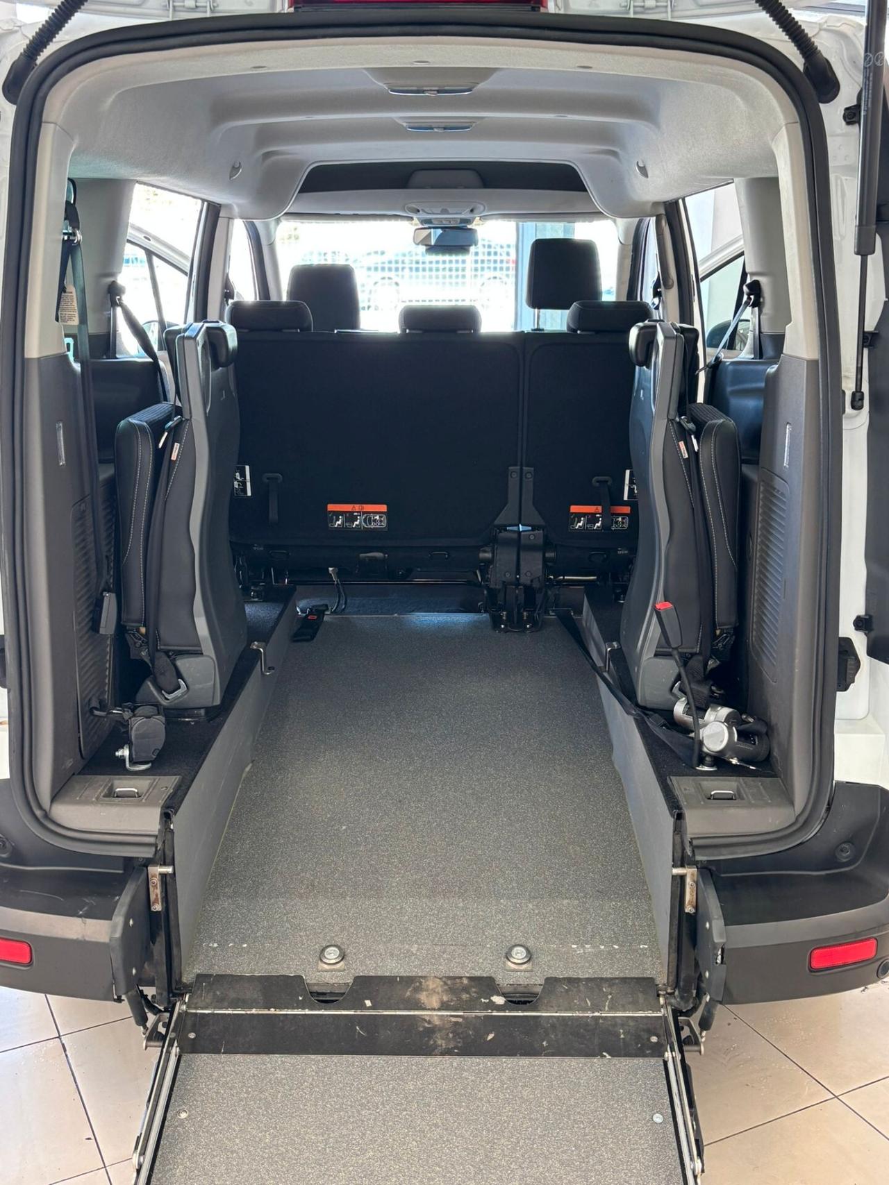 FORD TRANSIT CONNECT TRASPORTO DISABILI 7 POSTI PIANO RIBASSATO