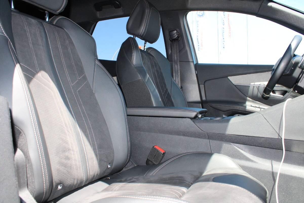 Peugeot 3008 II 1.5 bluehdi GT s&s 130cv AUTO con CarPlay