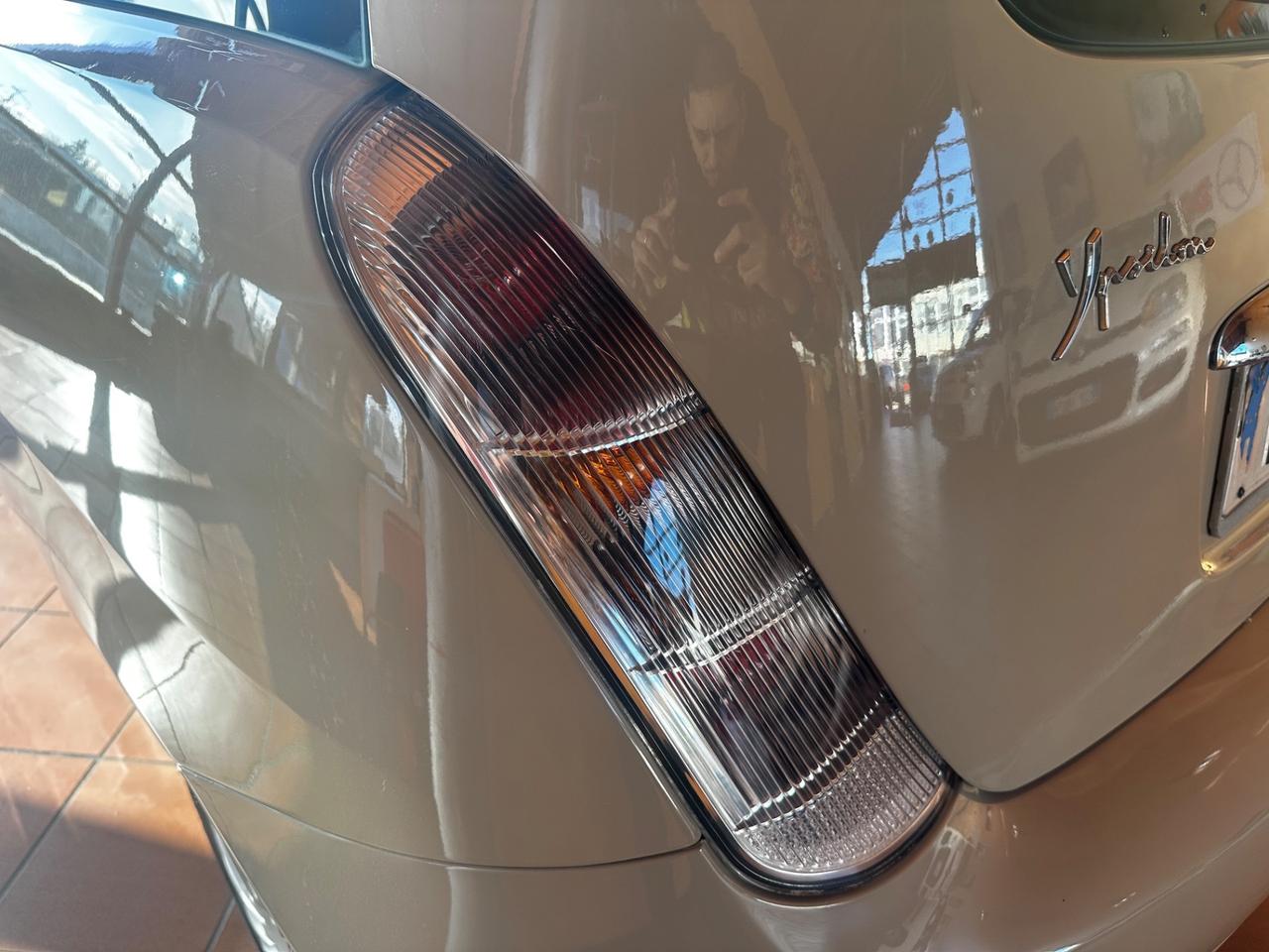 Lancia Ypsilon 1.2 beige metano neopatentati