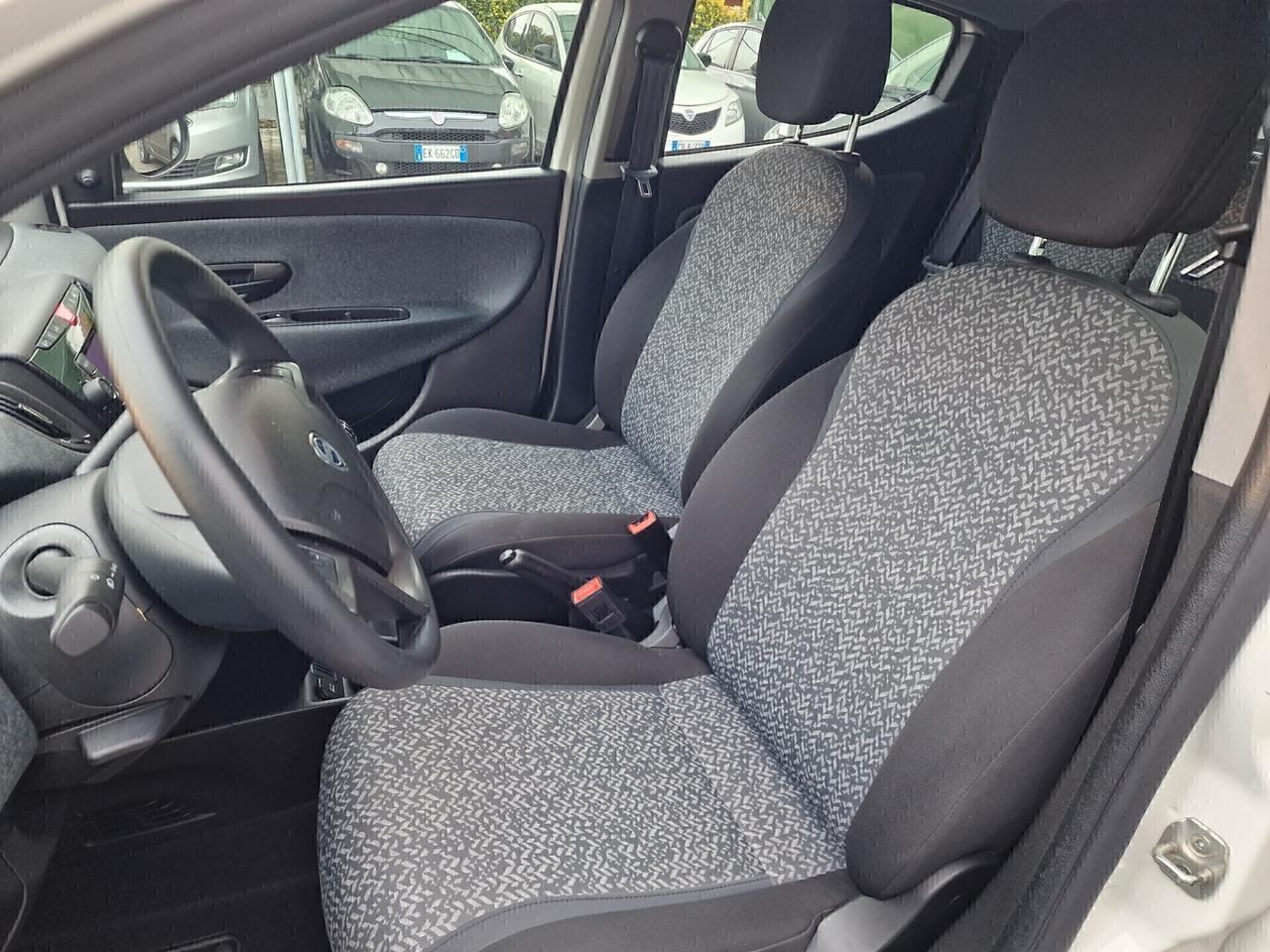 Lancia Ypsilon 1.0 FireFly S&S Hybrid Ecochic Silver