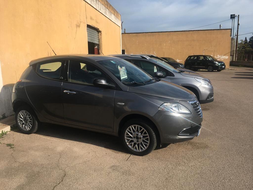 Lancia Ypsilon 0.9 TwinAir 85 CV 5 porte Metano Ecochic Silver