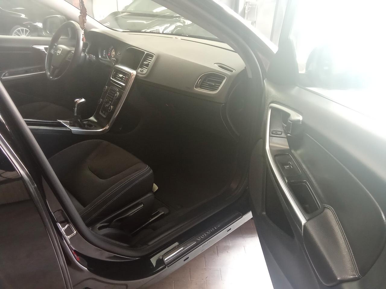Volvo V60 D2 R-design