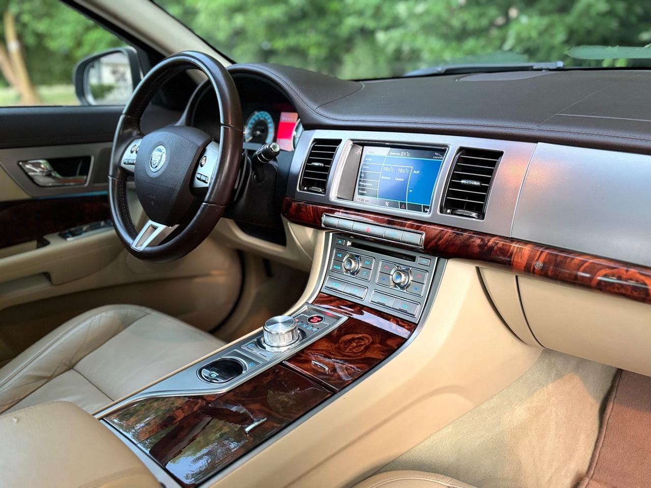 Jaguar XF 2.7D V6 Premium Luxury