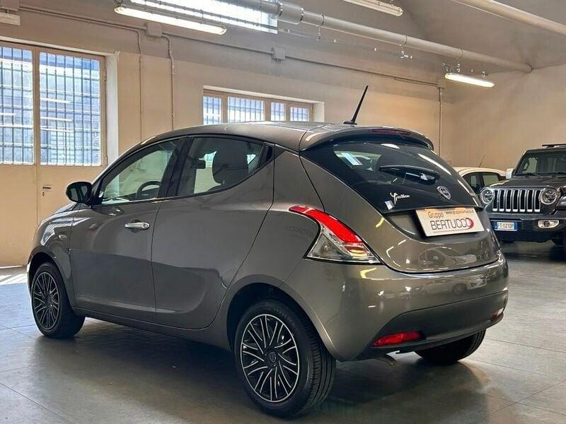 Lancia Ypsilon 1.0 FireFly 5 porte S&S Hybrid Silver
