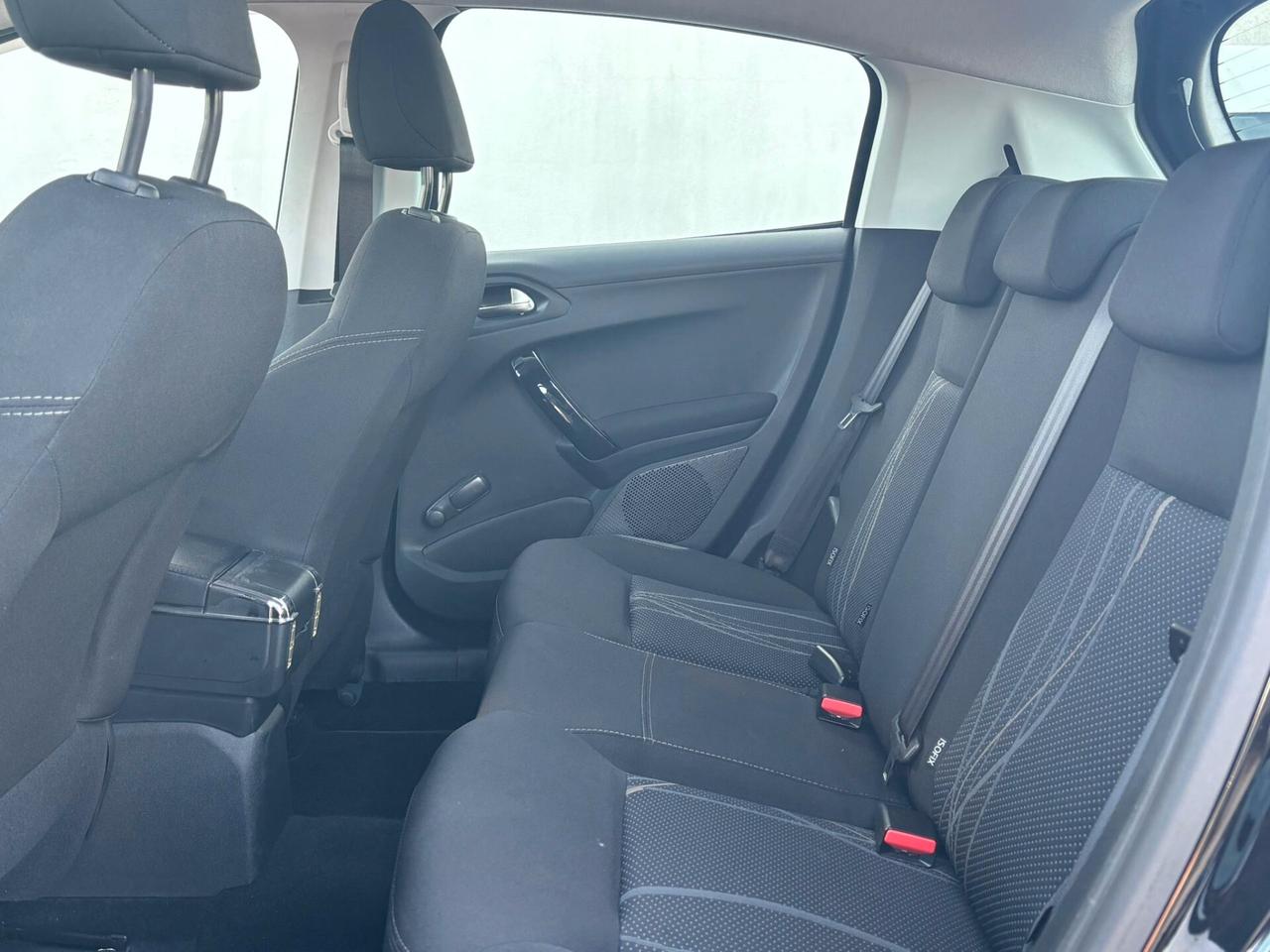 Peugeot 208 1.4 HDi 68 CV 5 porte Allure