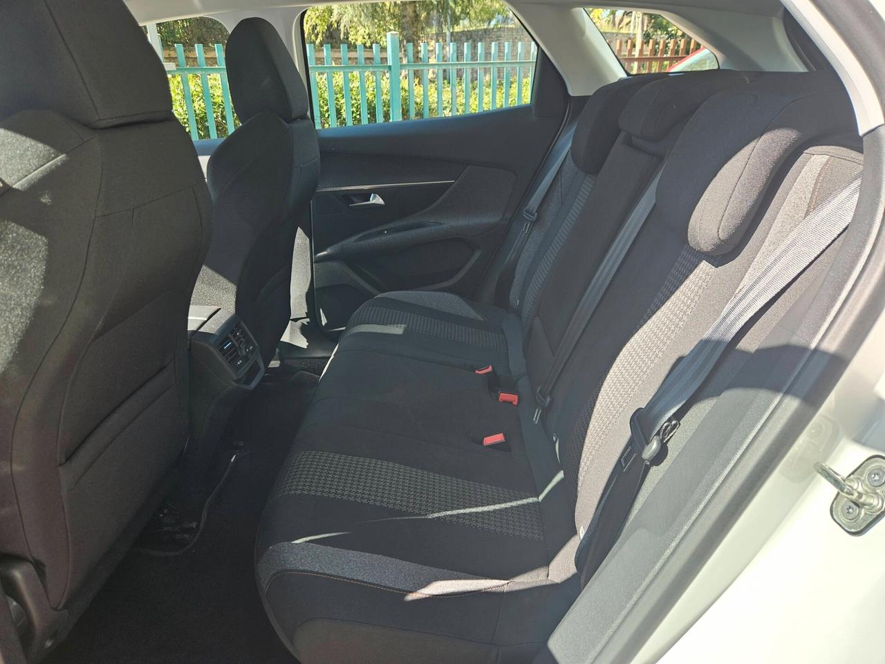 Peugeot 3008 BlueHDi 130 S&S EAT8 Allure