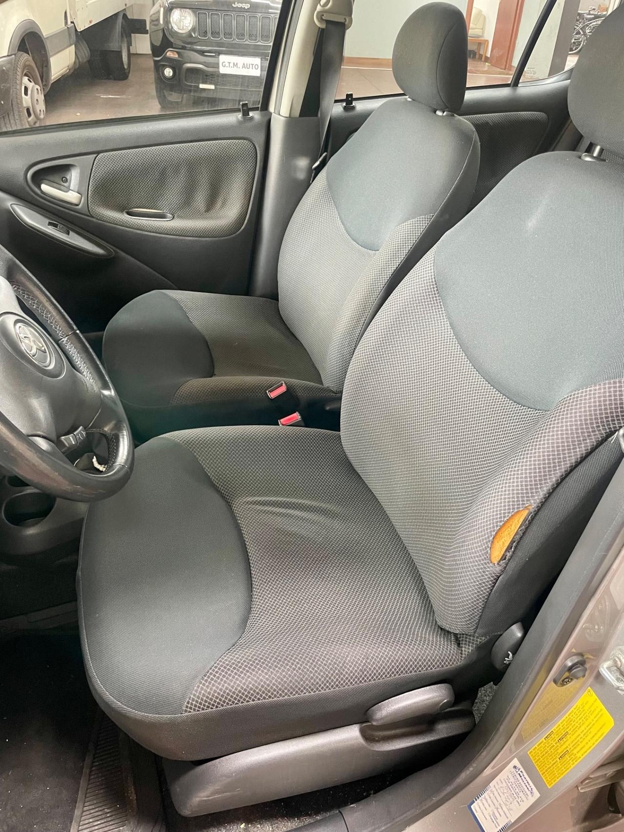 Toyota Yaris 1.0i unicoproprietario ideale per neopatentati