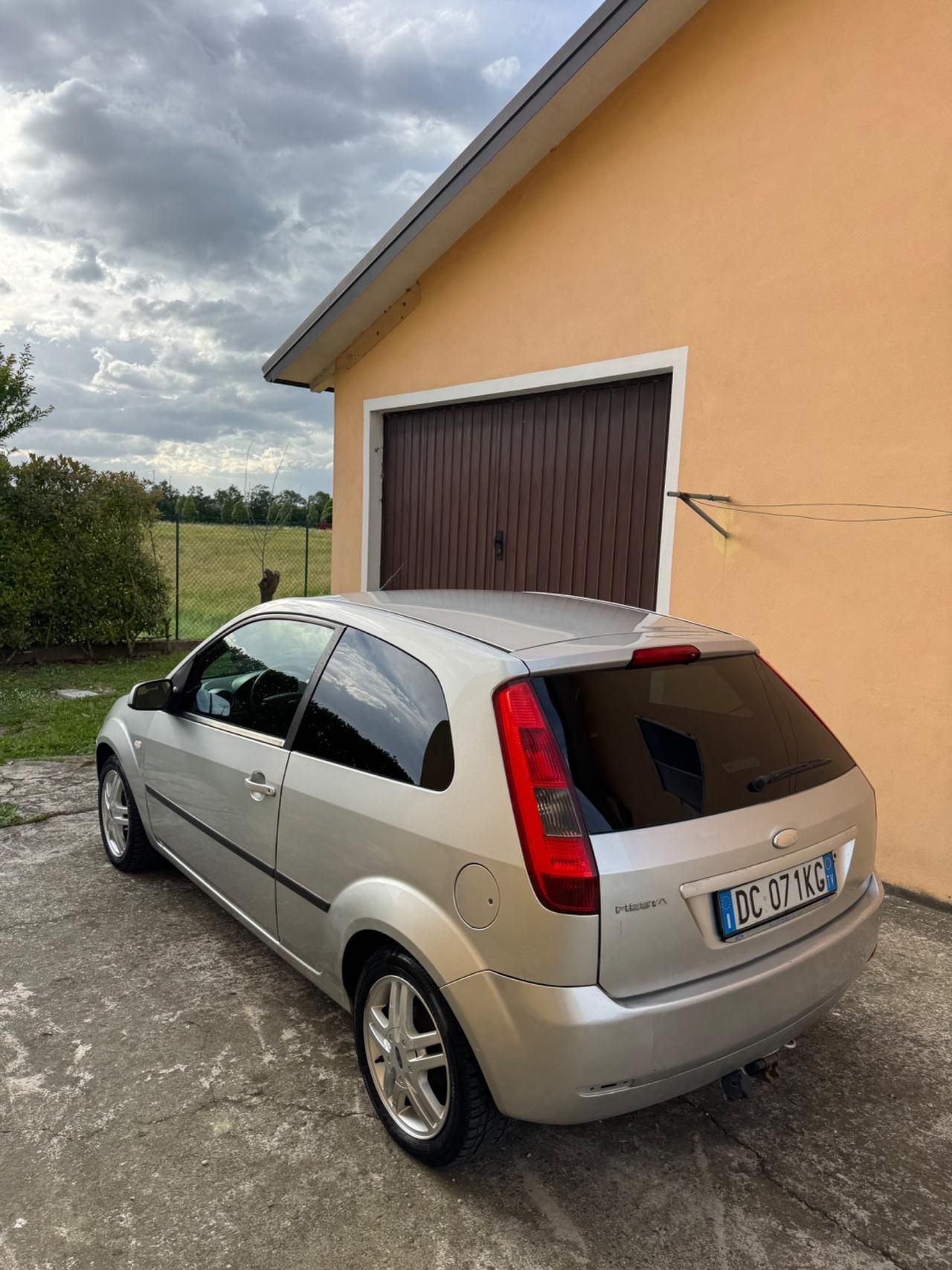Ford Fiesta 1.4 16V 5p. Ghia