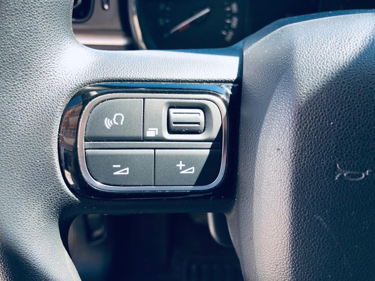 Citroen C3 PureTech 82 bianca tetto a contrasto