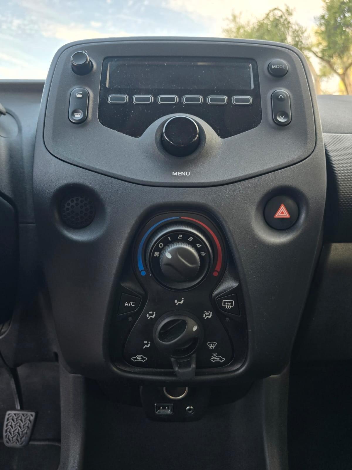 Toyota Aygo Connect 1.0 VVT-i 72 CV 3 porte x-cool
