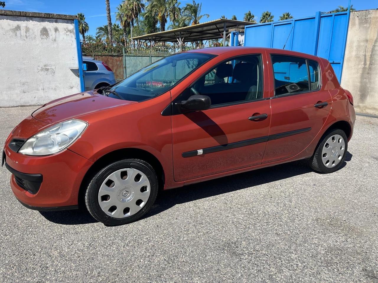 Renault clio 5P-1.2 benz - full -2007