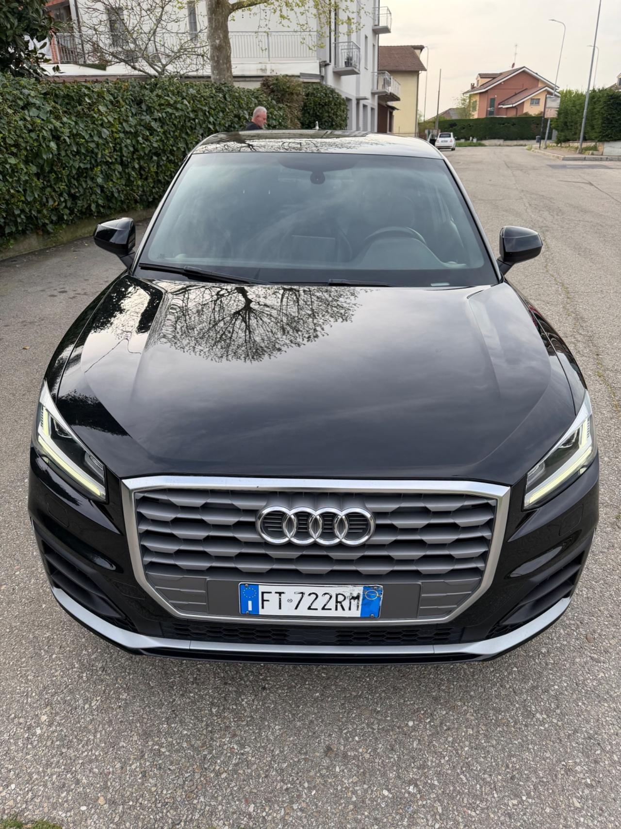 Audi Q2 30 TDI S line Edition interno ed esterno