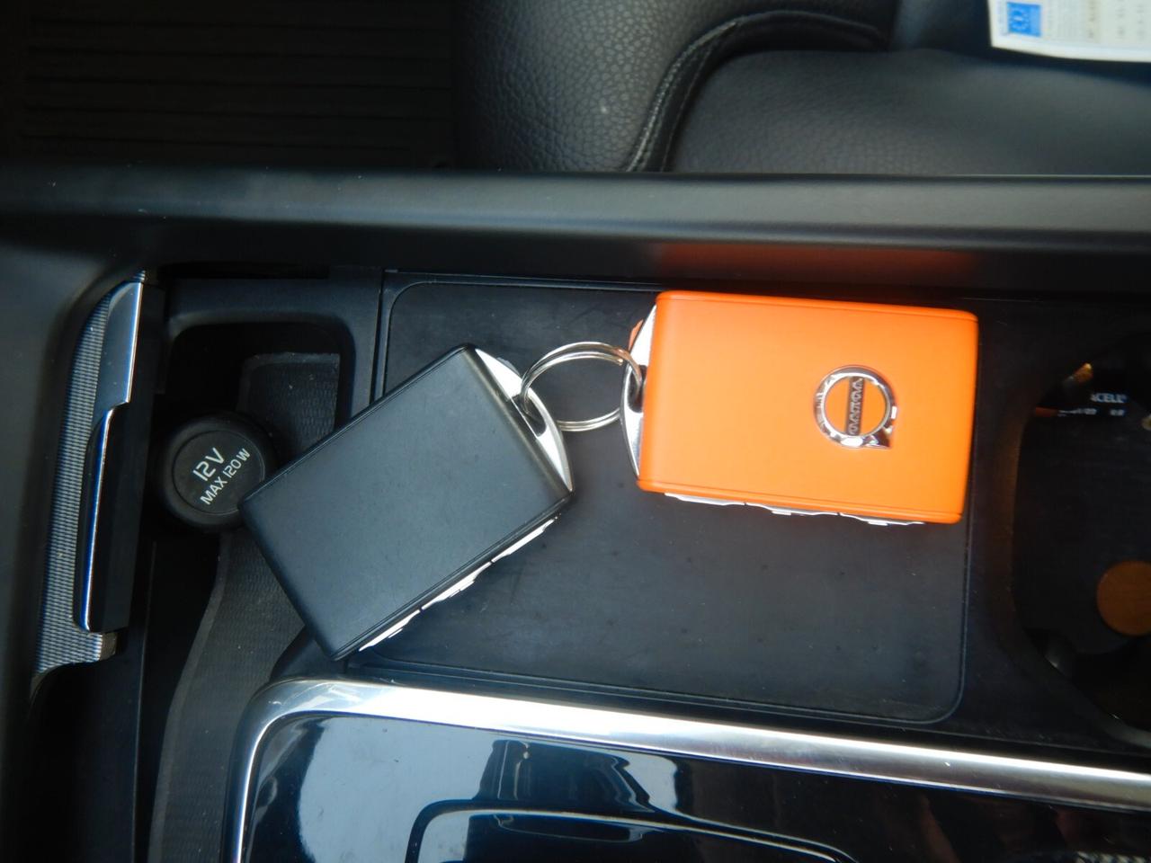 Volvo XC60 B4 (d) AWD automatico Ultimate Bright N1 TETTO NAVY PELLE H/K 19