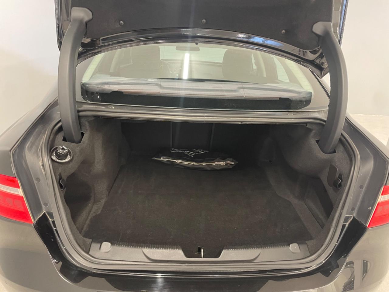 Jaguar XE 2.0 D Turbo 180 CV AWD aut. R-Sport km 104.000