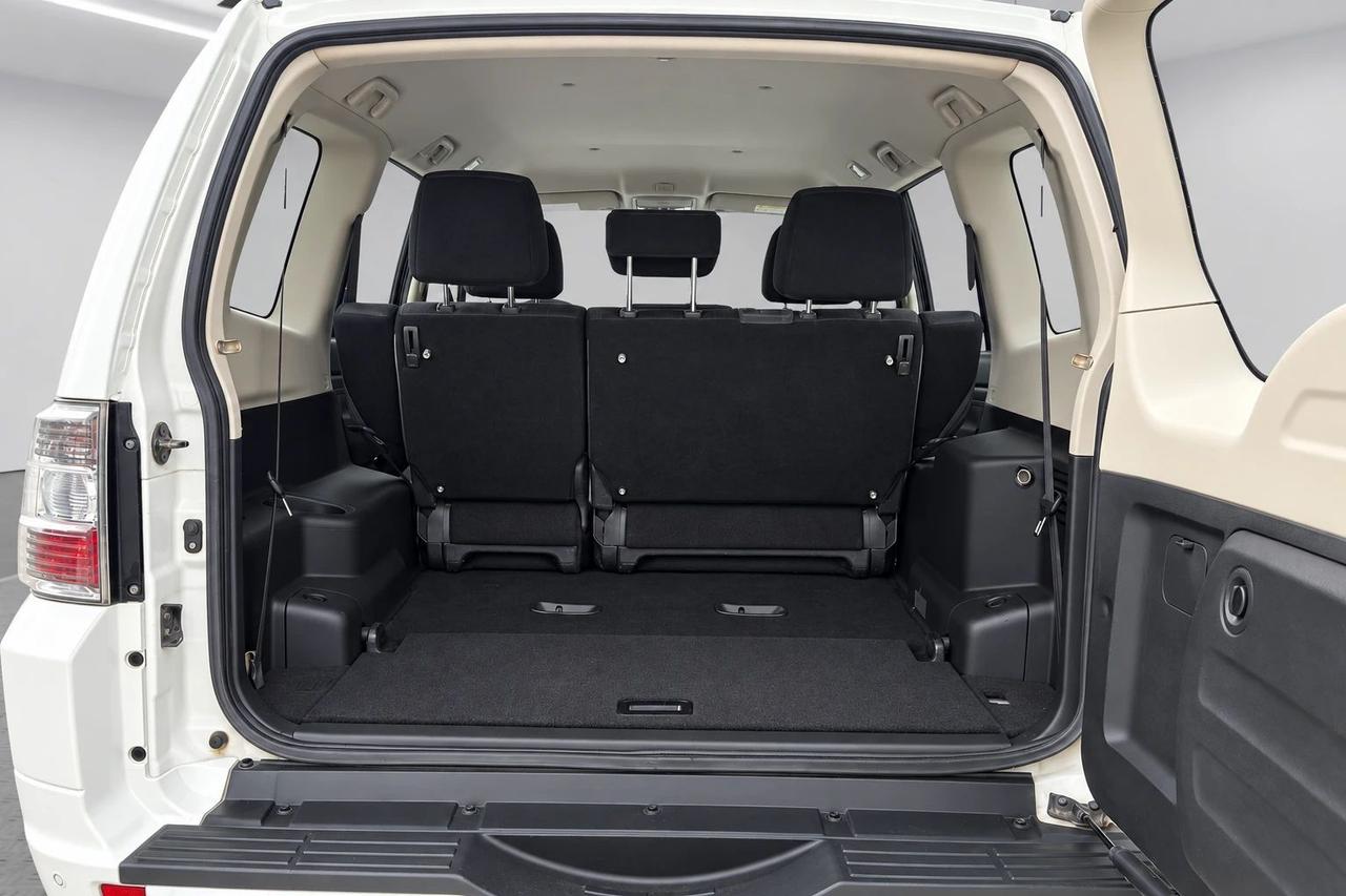 Mitsubishi Pajero 3.2 5p. 7 POSTI - GANCIO