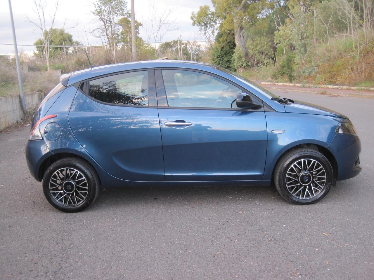 Lancia Ypsilon 1.0 FireFly 5 porte S&S Hybrid Platino