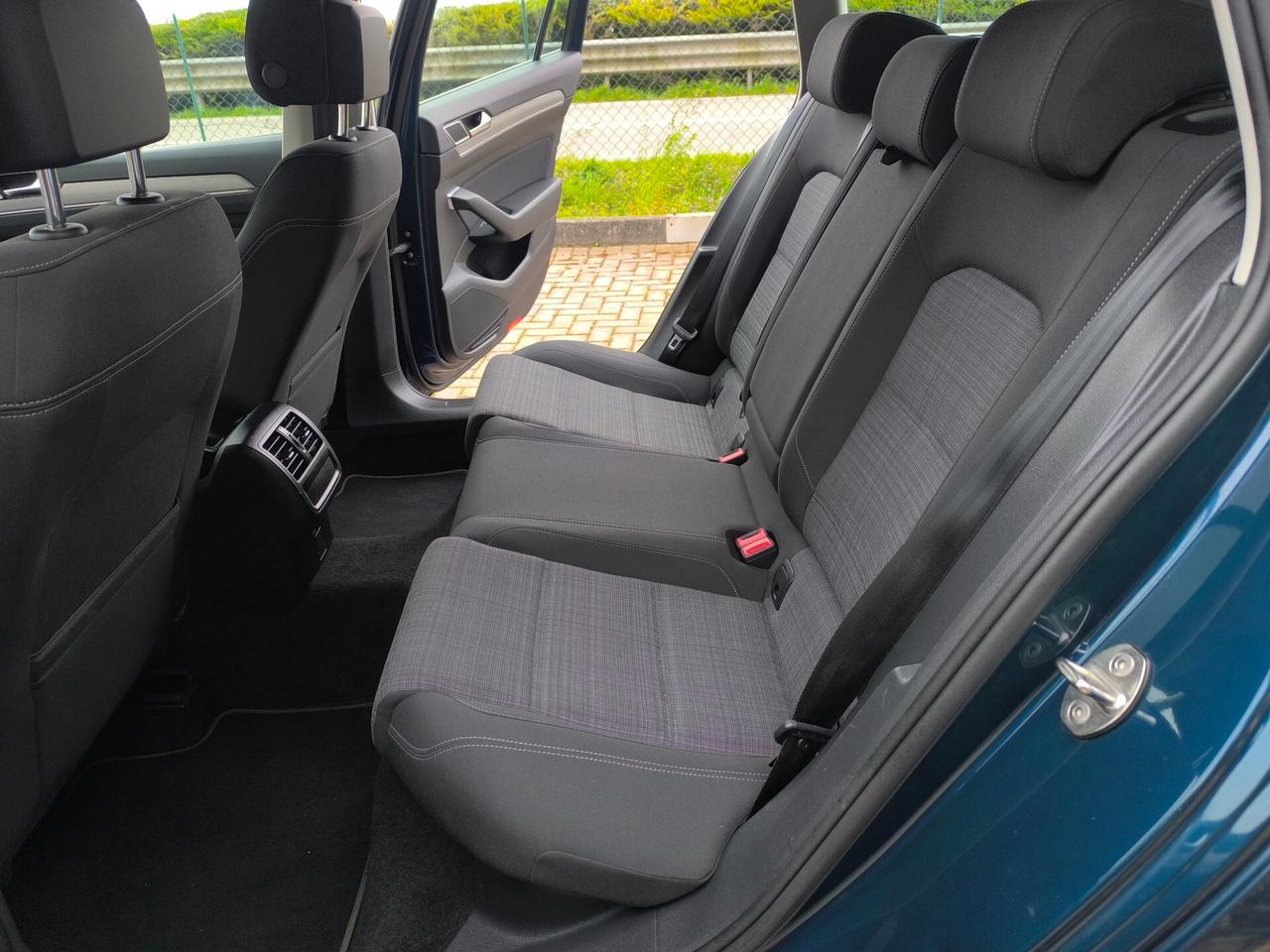 Volkswagen Passat Variant 1.6 TDI SCR DSG Business BMT