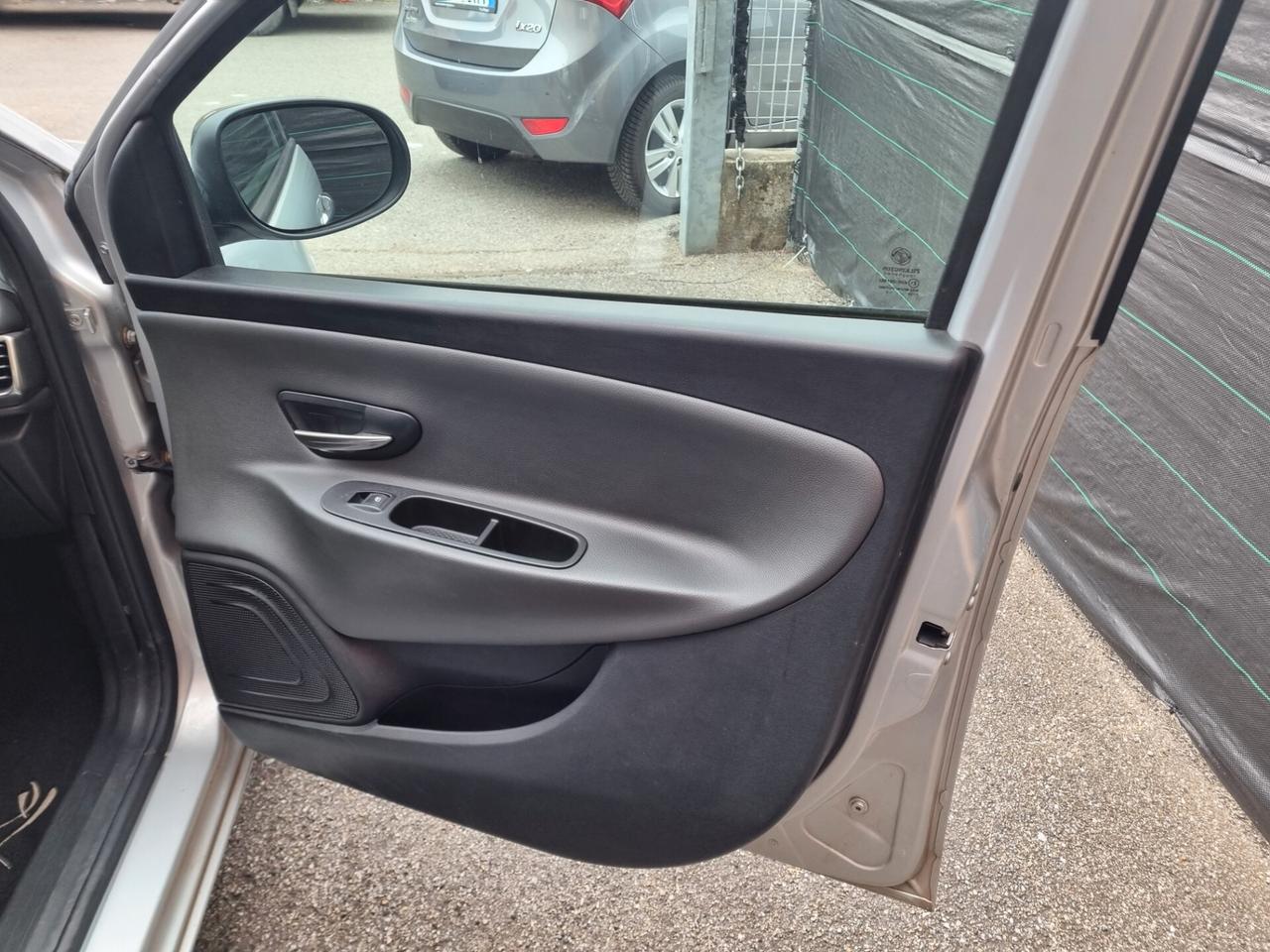 Lancia Ypsilon 1.2 69 CV 5 porte S&S Platinum unica proprietaria