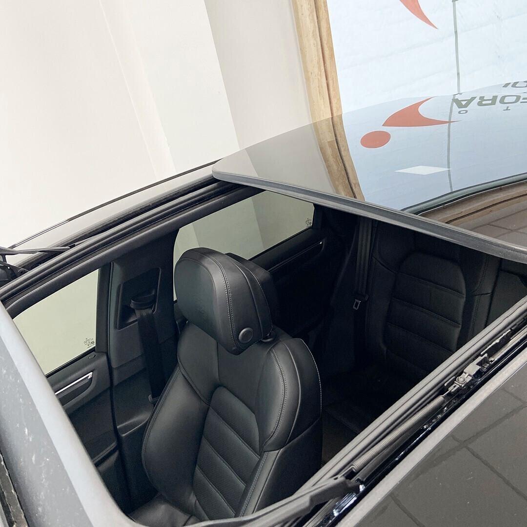 Porsche Macan T con tetto Apribile