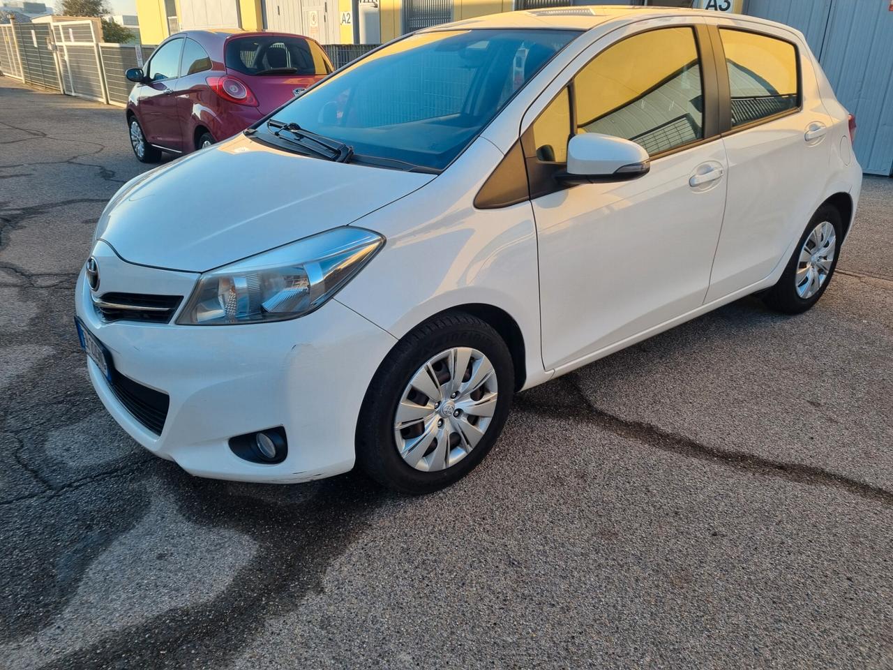 Toyota Yaris 1.0 5 porte Lounge neo patentati unica proprietaria