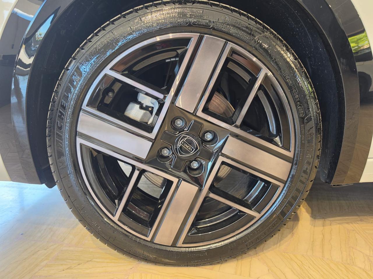 Lancia Ypsilon Hybrid e-DCT LX