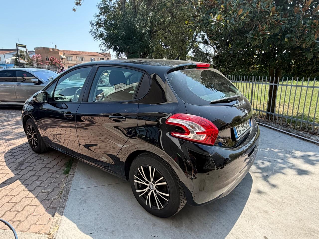 Peugeot 208 1.4 HDi 68 CV 5 porte Allure