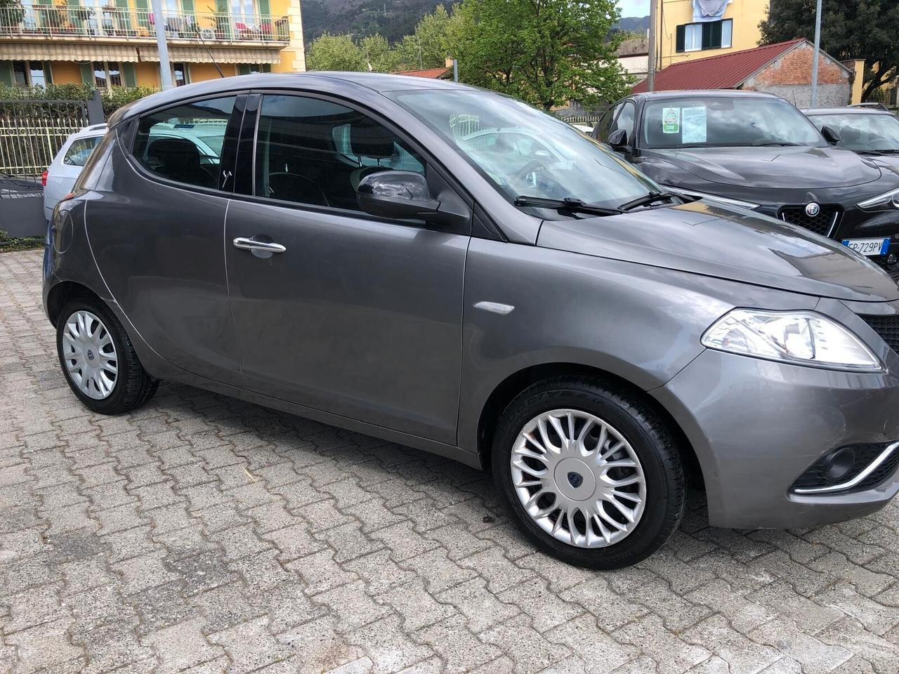 Lancia Ypsilon 1.2 69 CV 5 porte PLATINUM UNICO PROPRIETARIO GARANZIA EUROPEA 12 MESI RINNOVABILE