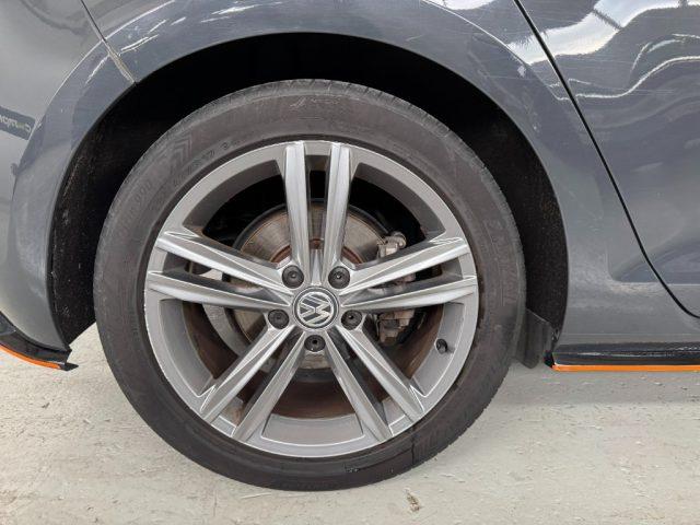 VOLKSWAGEN Golf 1.5 TSI ACT Sport R-LINE