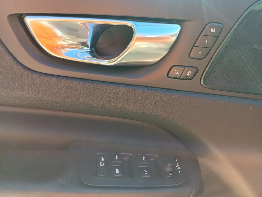 Volvo XC 60 B4 (d) AWD automatica Plus Bright