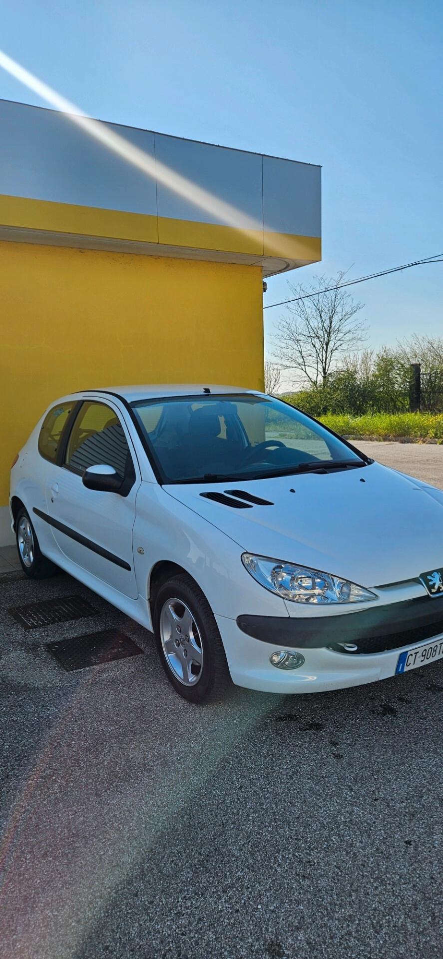 Peugeot 206 1.1 3p. XT
