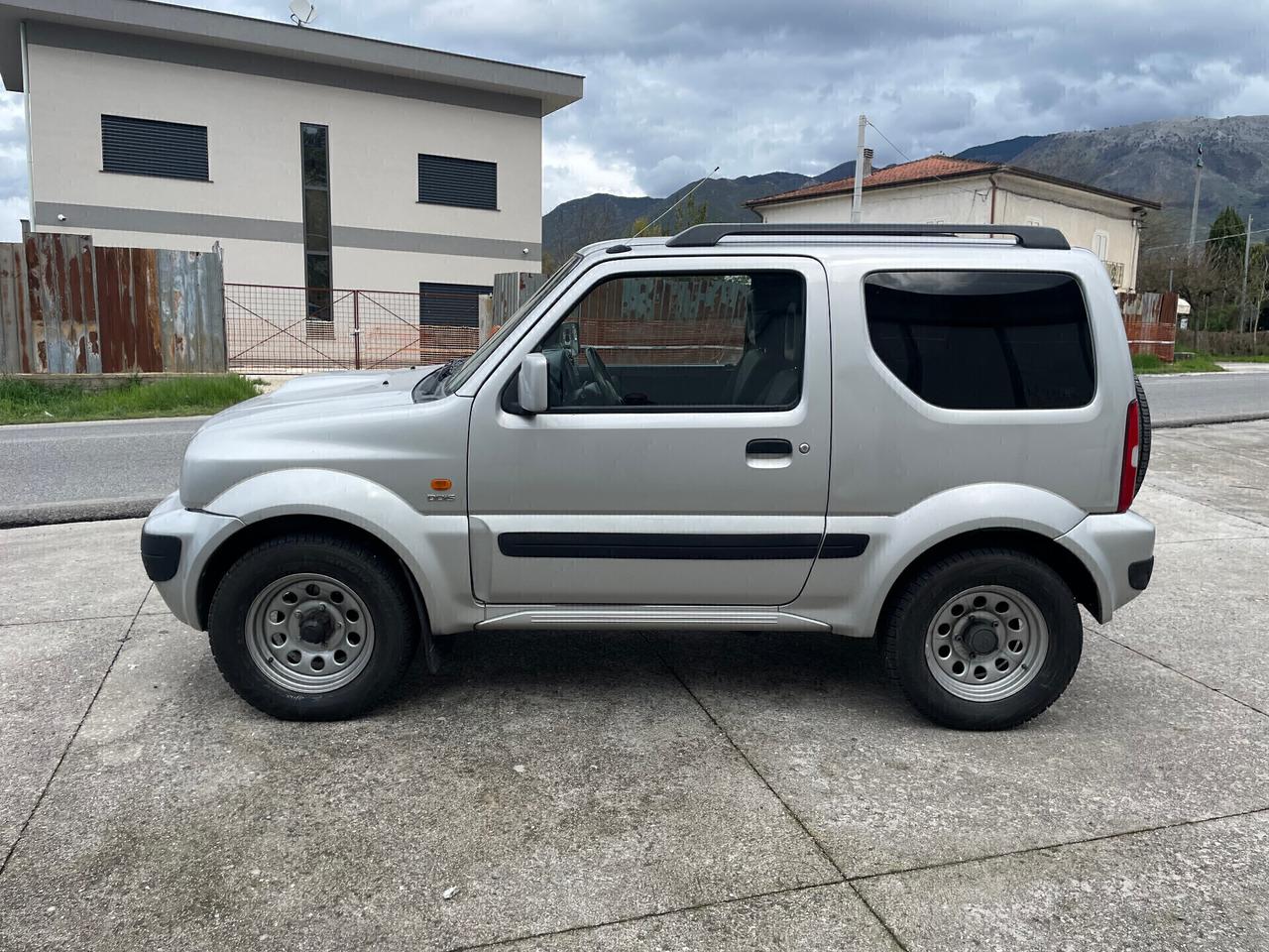Suzuki Jimny 1.5 DDiS cat 4WD GANCIO TRAINO TAGLIANDATA 4 GOMME NUOVE