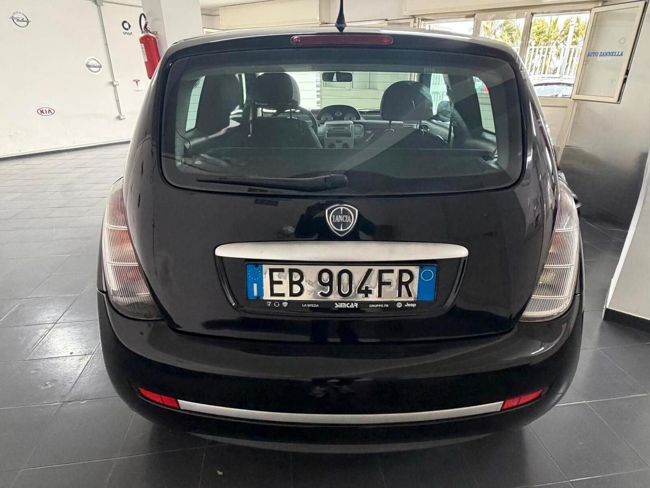 Lancia Ypsilon 1.3 MJT 75 CV Versus