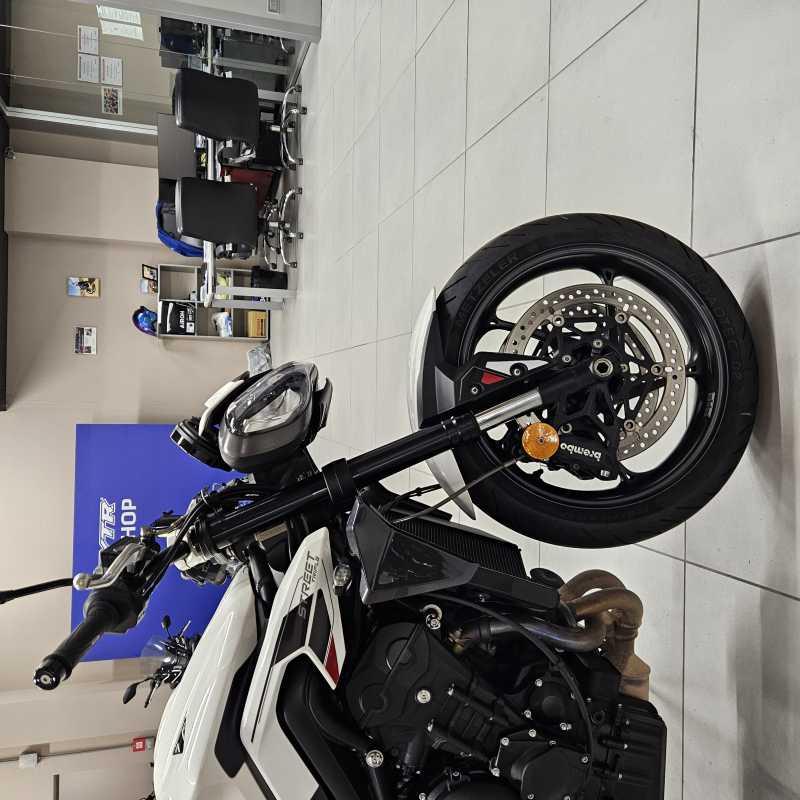 Triumph Street Triple 765 R - 2024