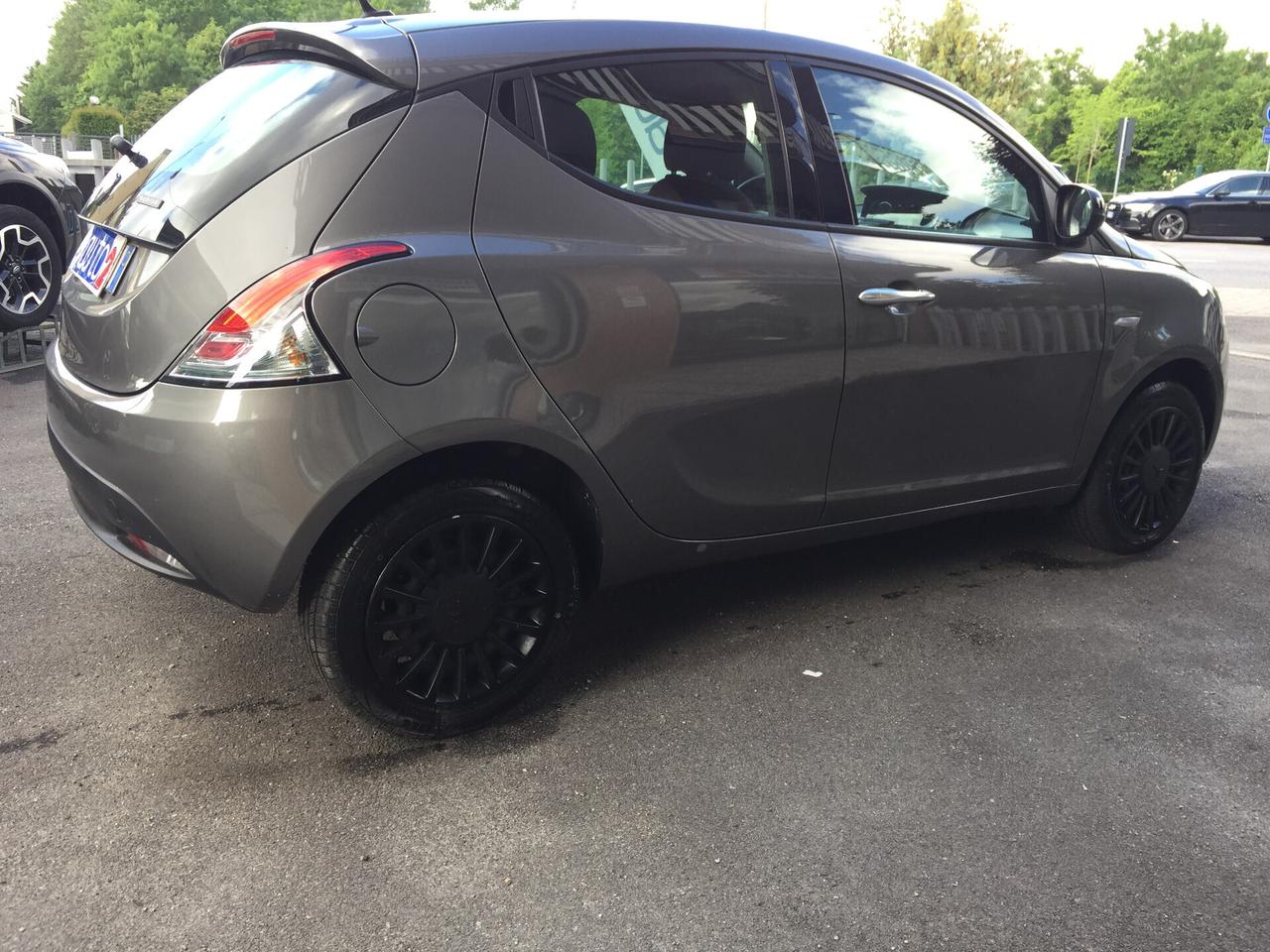 Lancia Ypsilon 1.0 FIREFLY ECOCHIC S&S HYBRID 5P. SILVER X NEOPATENTATI