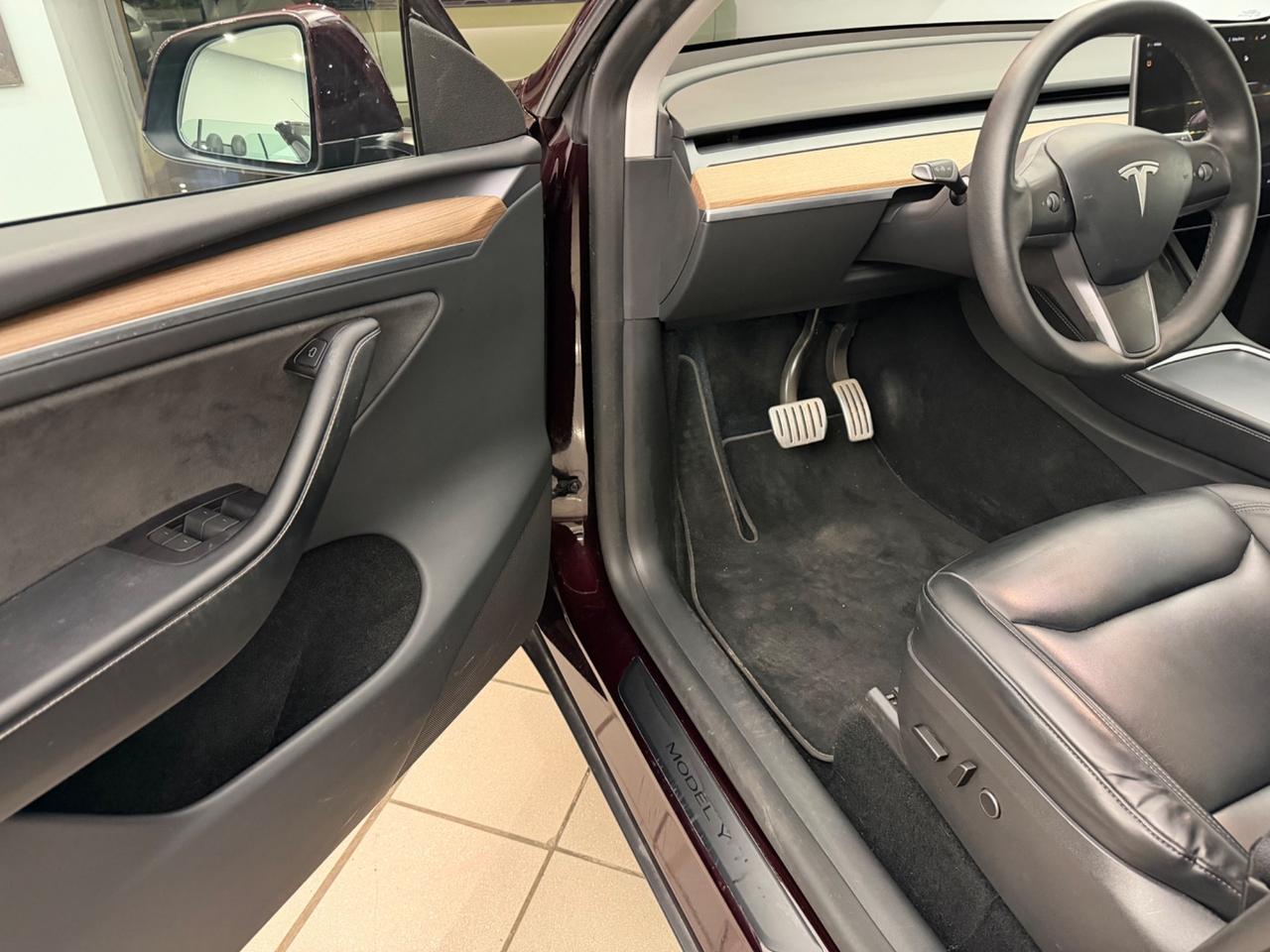 Tesla Model Y AWD Performance Iva esposto