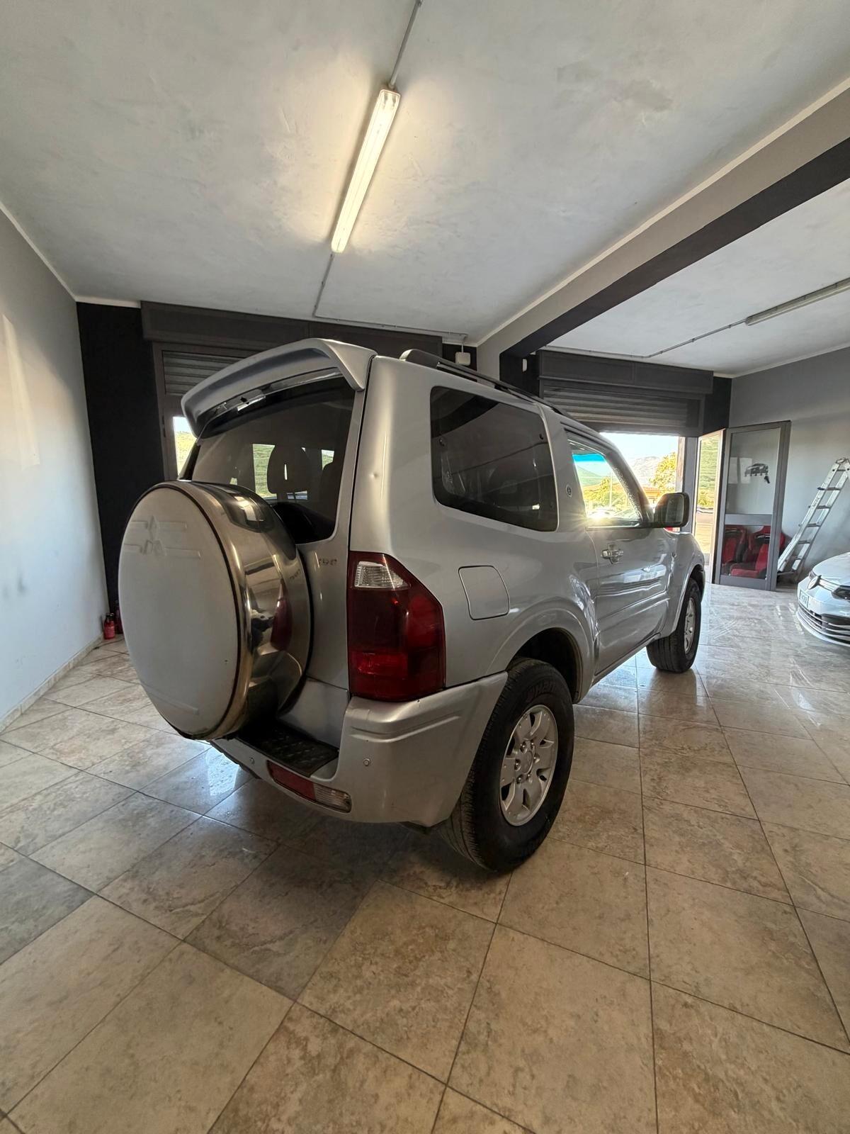Mitsubishi Pajero 3.2 DI-D 16V aut. 3p. Instyle DPF EDIZIONE DA CAR