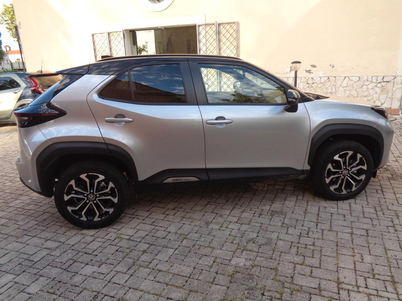 Toyota Yaris Cross 1.5 Hybrid 5p. E-CVT Trend ARGENTO E NERA NESSUN VINCOLO DI FINANZIAMENTO