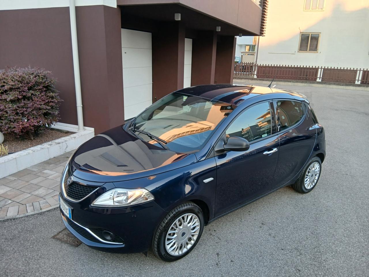 Lancia Ypsilon 1.2 69 CV 5 porte Gold tua a € 169 mese