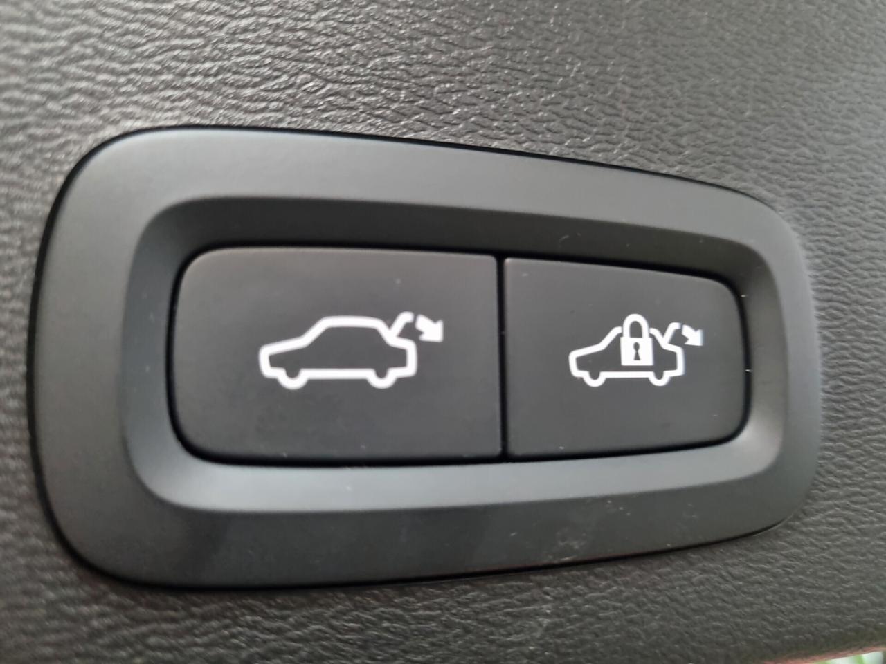 Volvo XC40 B3 automatico Ultimate Dark