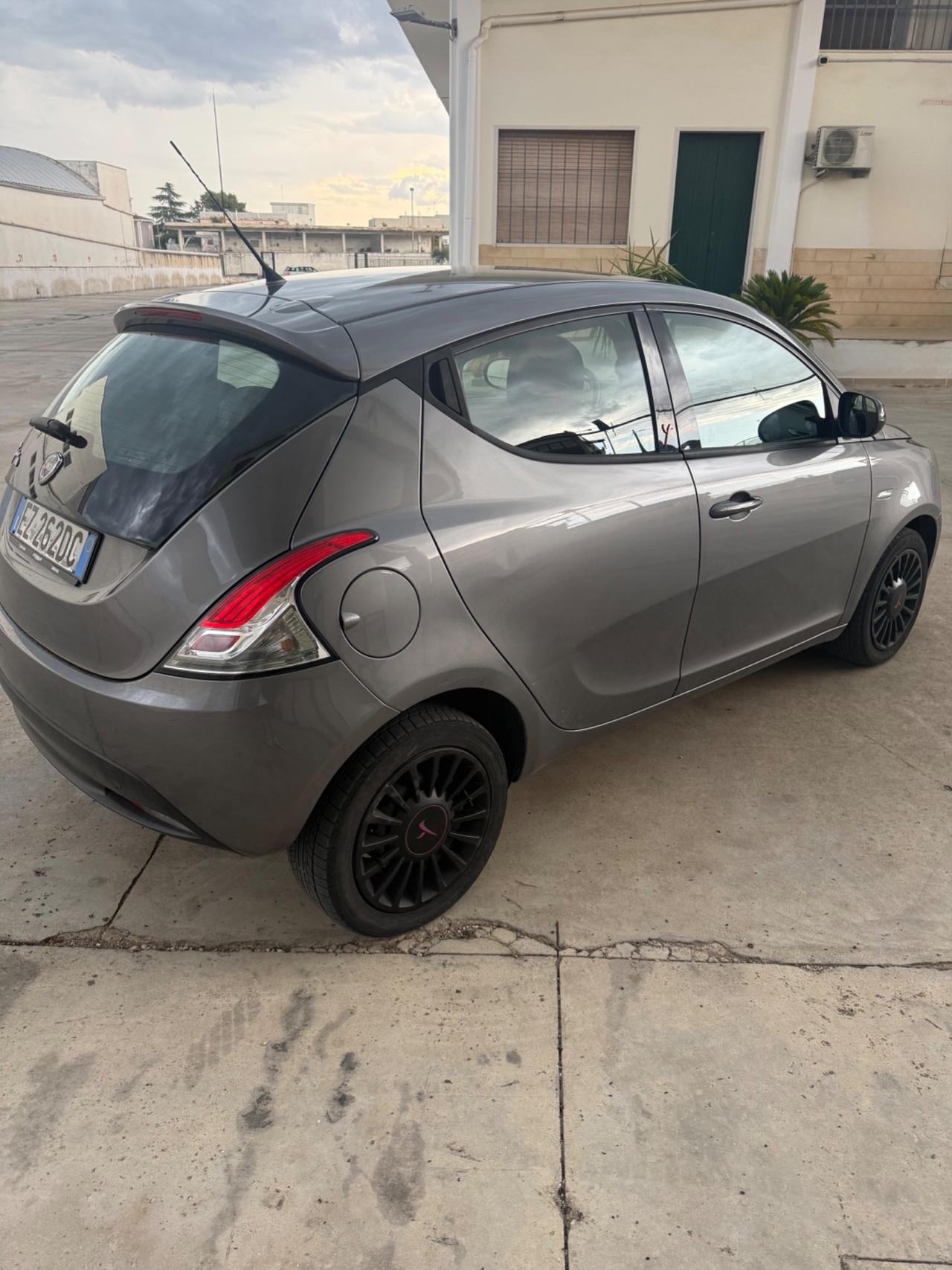 Lancia Ypsilon 1.2 69 CV 5 porte GPL Ecochic Gold