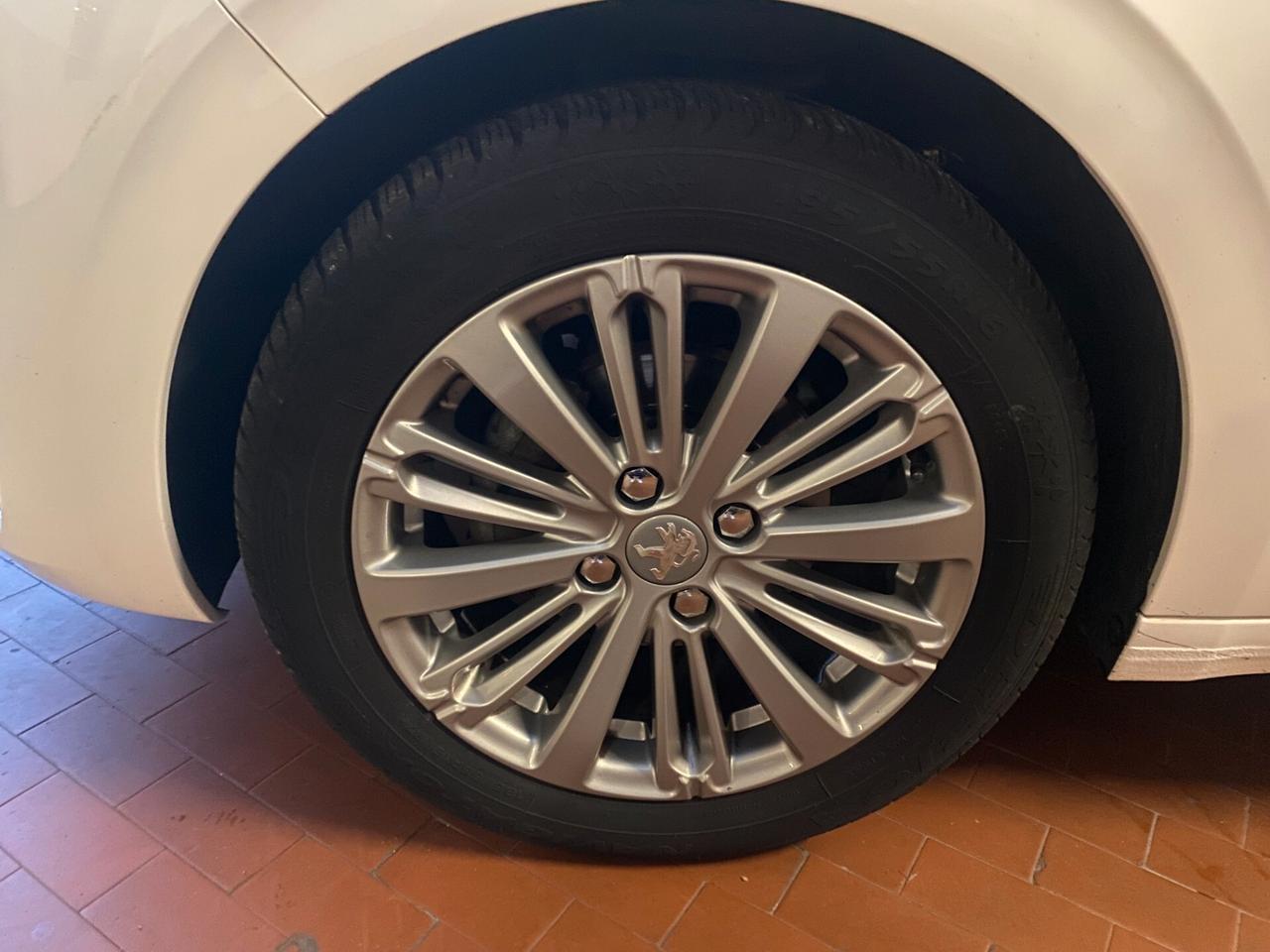 Peugeot 208 PureTech 82 5 porte Allure