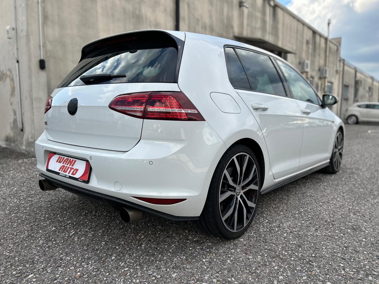 Volkswagen Golf GTI Performance 2.0 TSI DSG 5p. 300cv