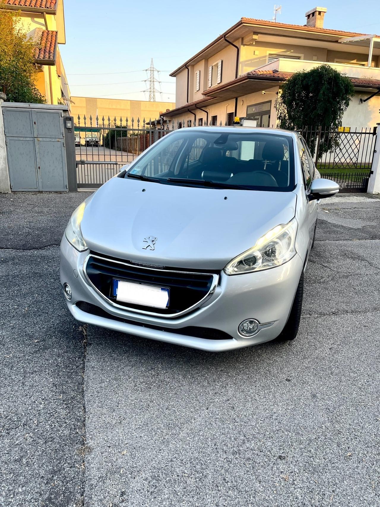 Peugeot 208 1.4 HDi 68 CV 5 porte Allure per Neopatentati 204