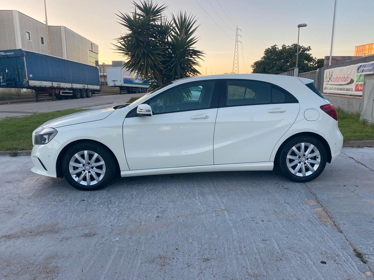 Mercedes-benz A 180 Business *13900Km