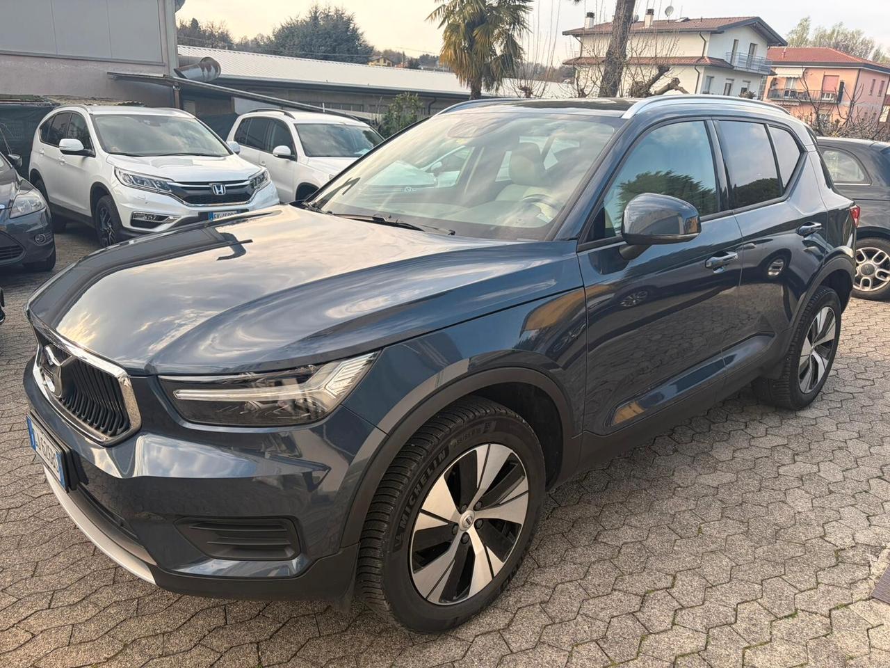 Volvo XC40 T2 Momentum Pro*EURO6*NEOPATENTATI