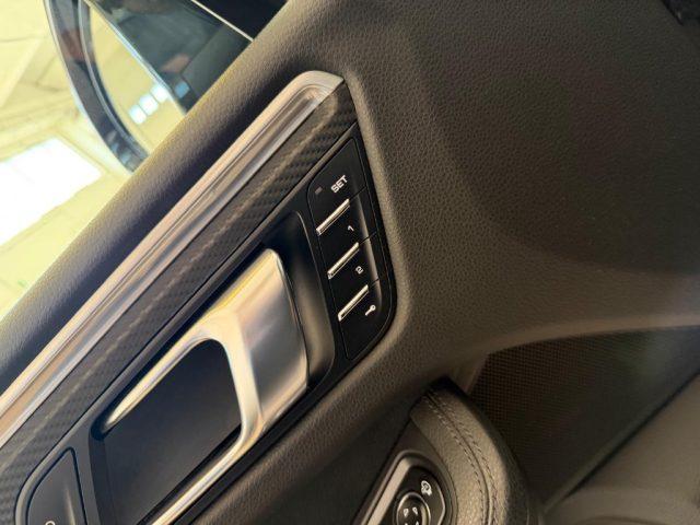 PORSCHE Macan 2.0 //TOTAL BLACK//21//