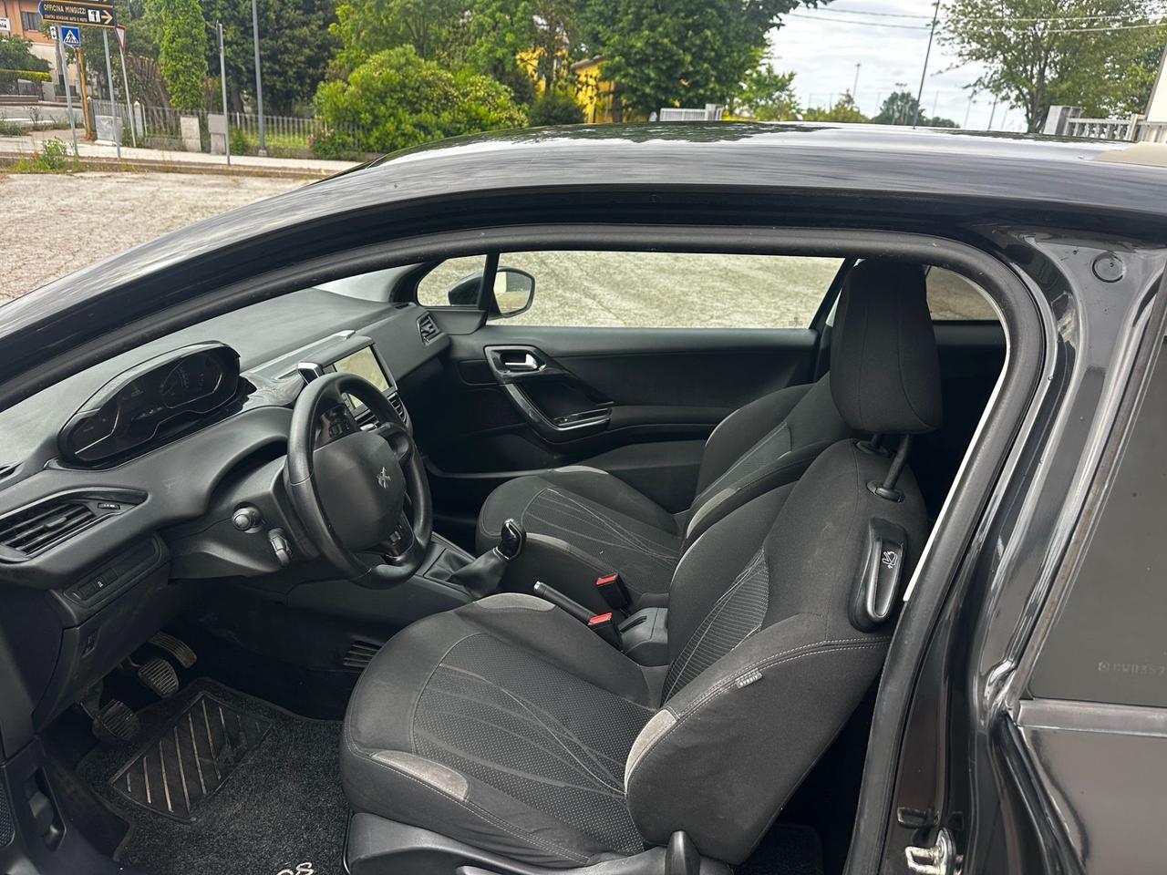 Peugeot 208 1.4 HDi 68 CV 3 porte Allure