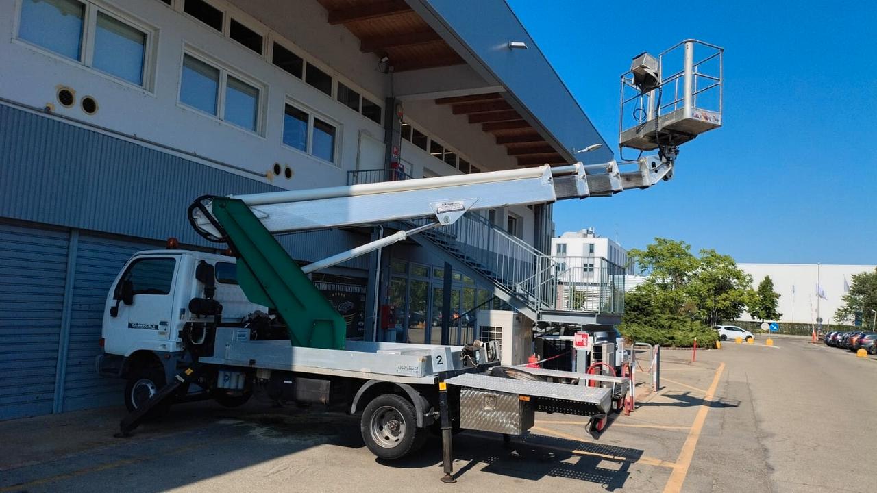 Nissan Cabstar 110 cv piattaforma aerea