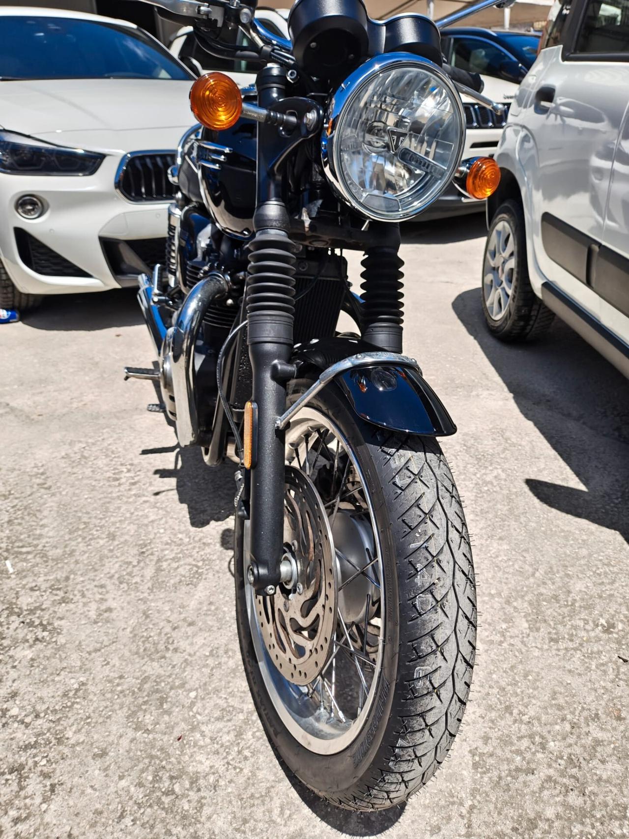 Triumph Bonneville T120 Tutti i tagliandi dimostrabili con fatture .unico Proprietario